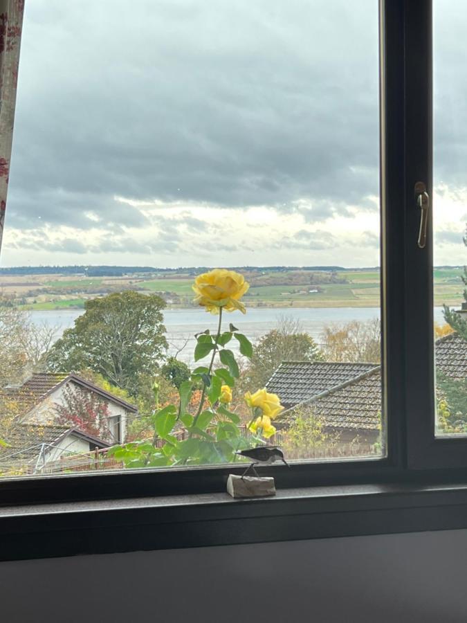 Black Isle View Apartment ดิงวอลล์ ภายนอก รูปภาพ